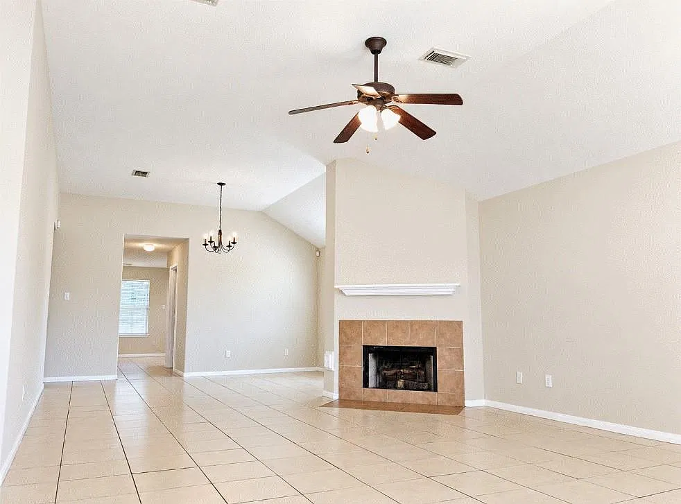 4 bed, 2.0 bath, 1833 sqft, $2,100 — Photo 3
