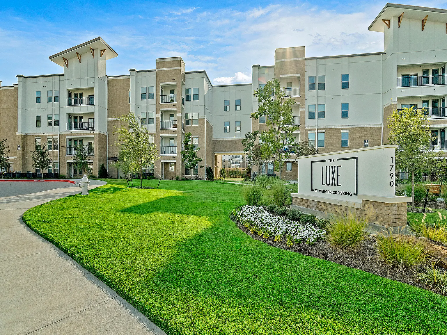 Luxe at Mercer Crossing — Photo 1
