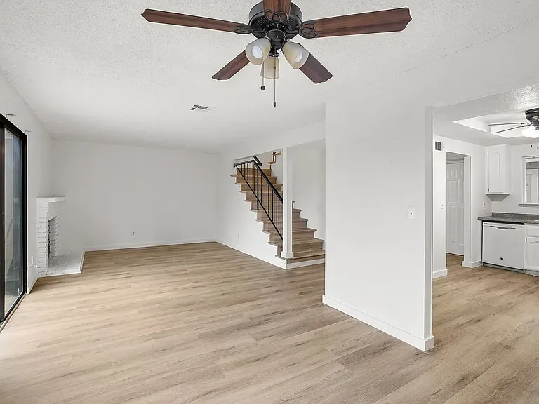 995 Matthew Ct — Photo 8