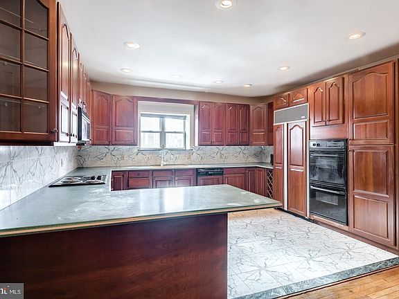 4th image of 1911 Dickinson St