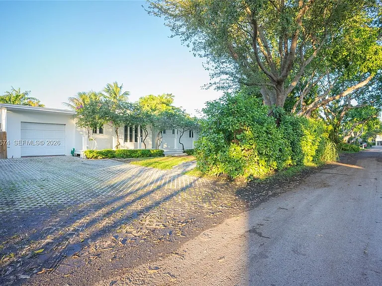 355 Redwood Ln — Photo 11