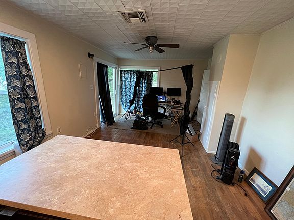 4th image of 146 N Broadway St