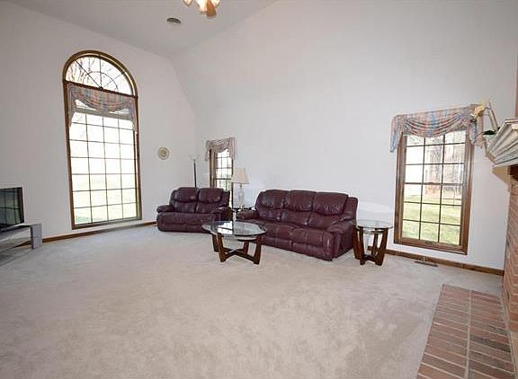 3rd image of 10 Forest Hill Ln