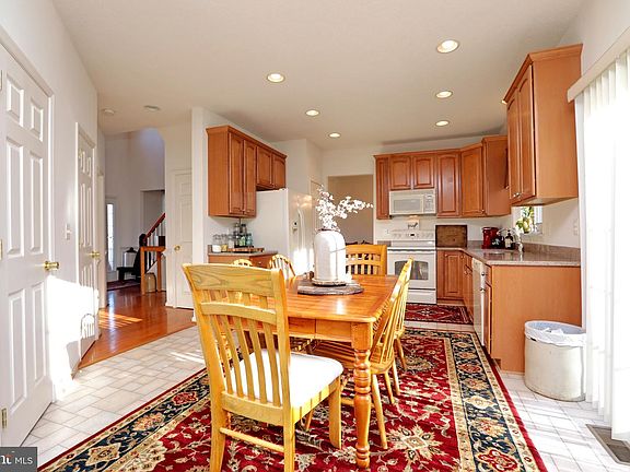 2nd image of 1006 Glen Oak Ct