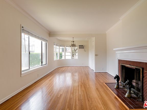 2nd image of 10541 Moorpark St