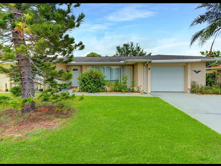 216 NE Mainsail St — Photo 1
