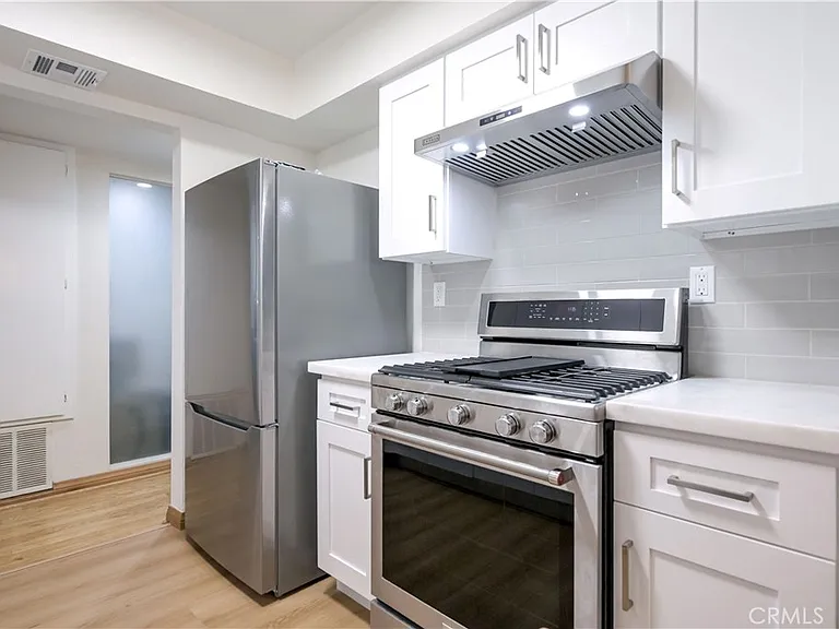 4425 Whitsett Ave — Photo 17