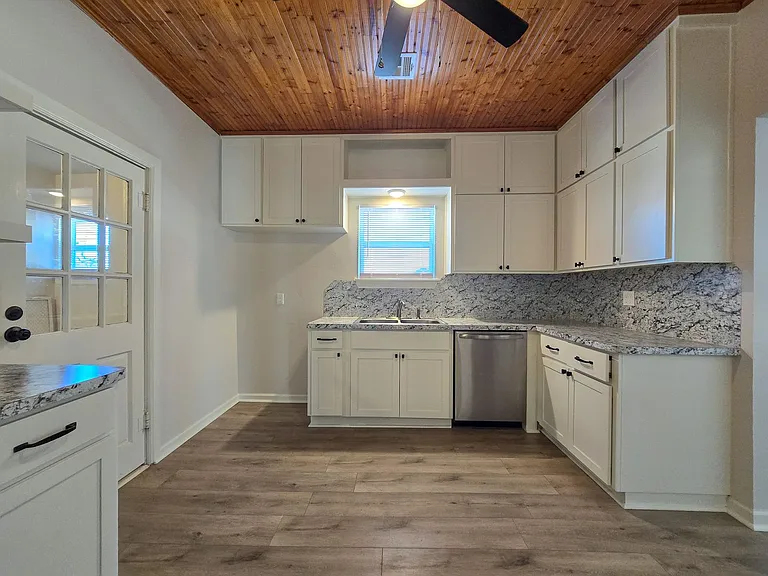 1224 N Market Ave — Photo 28