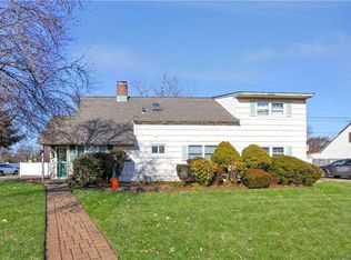 1 Flamingo Rd, Levittown, NY 11756