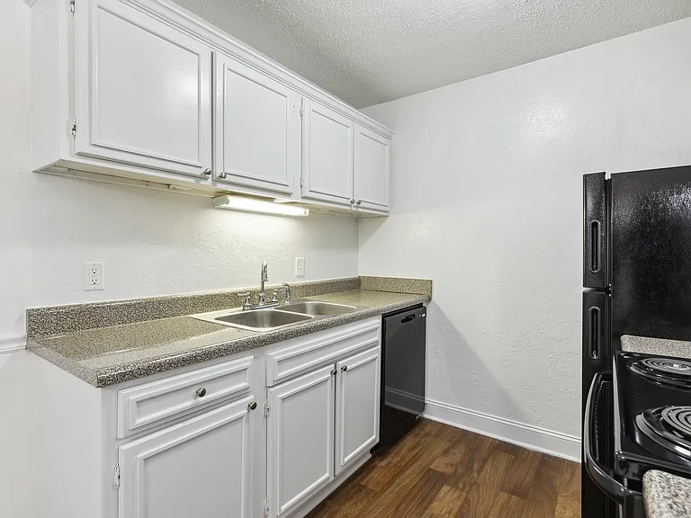 Fairway Club Apartments — Photo 33