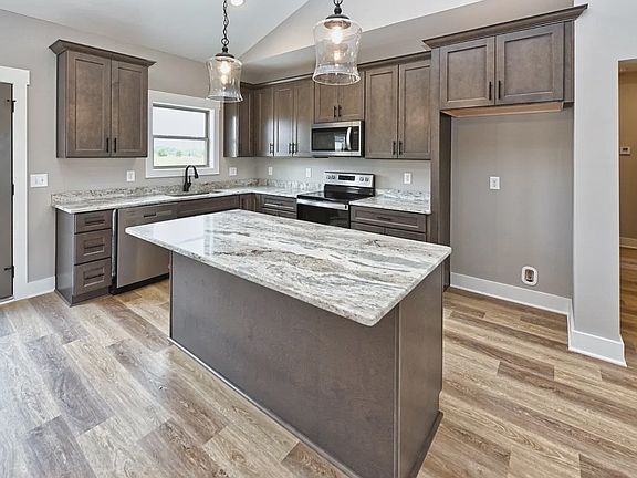 4th image of 569 White Rd
