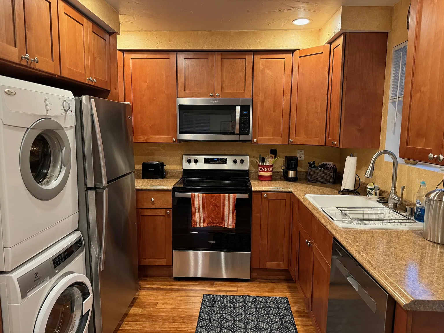 560 Hemlock Way — Photo 3