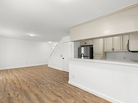 3rd image of 548 N Westmoreland Ave APT 3