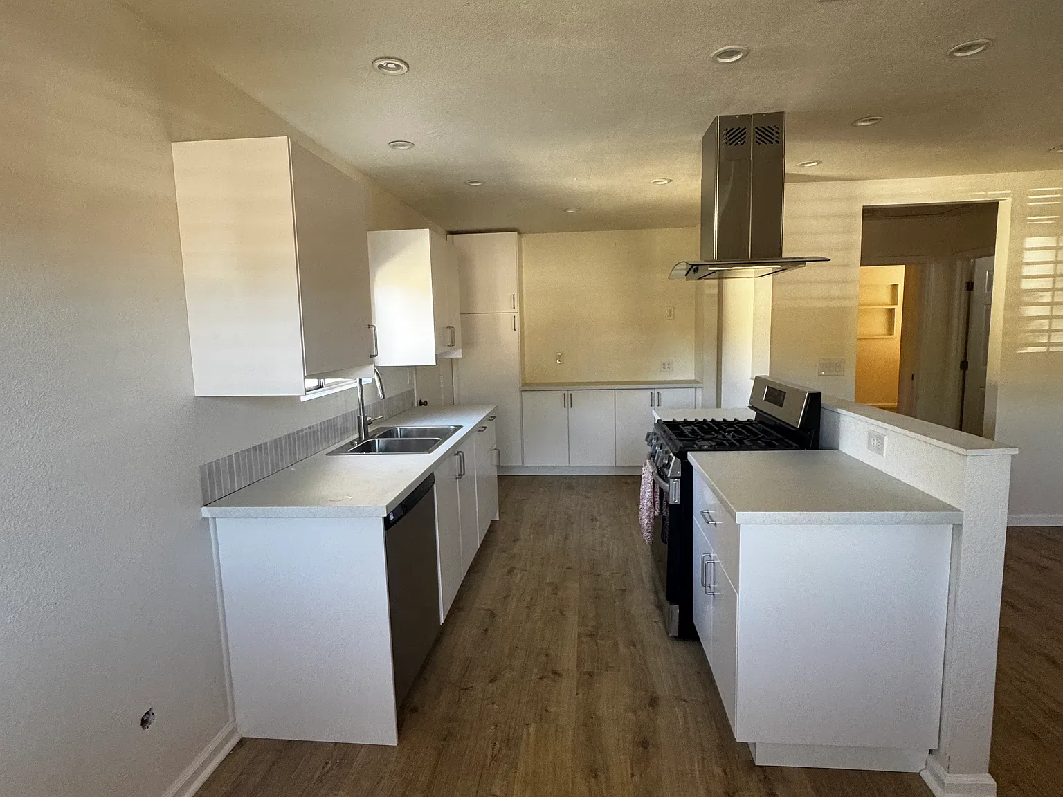 2 bed, 1000 sqft, $3,280 — Photo 2