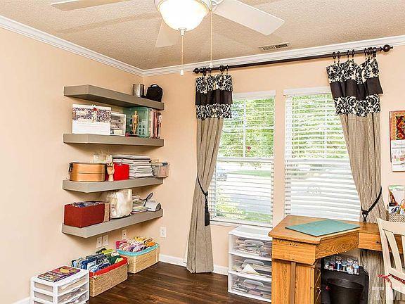 5th image of 405 Collington Dr