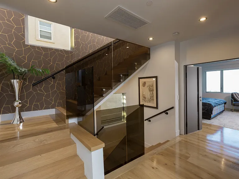 Viewmont Dr — Photo 9