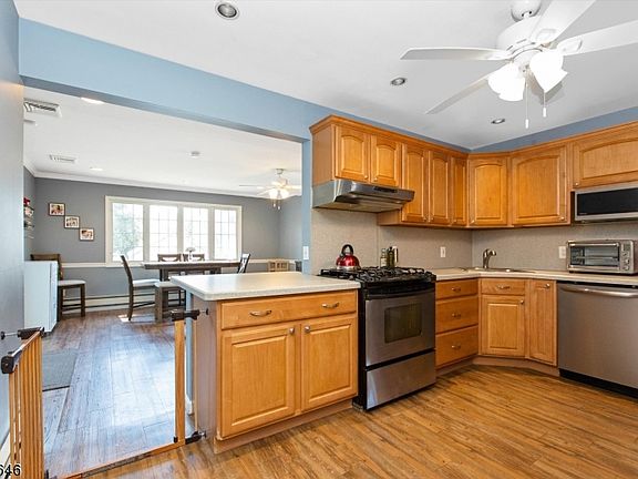 5th image of 84 Evergreen Ave