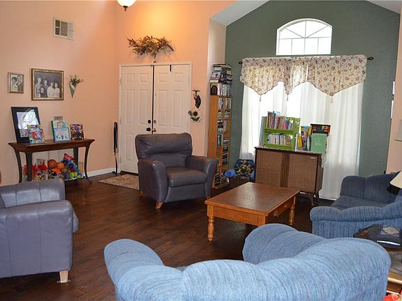 5th image of 558 E Saint Andrews St