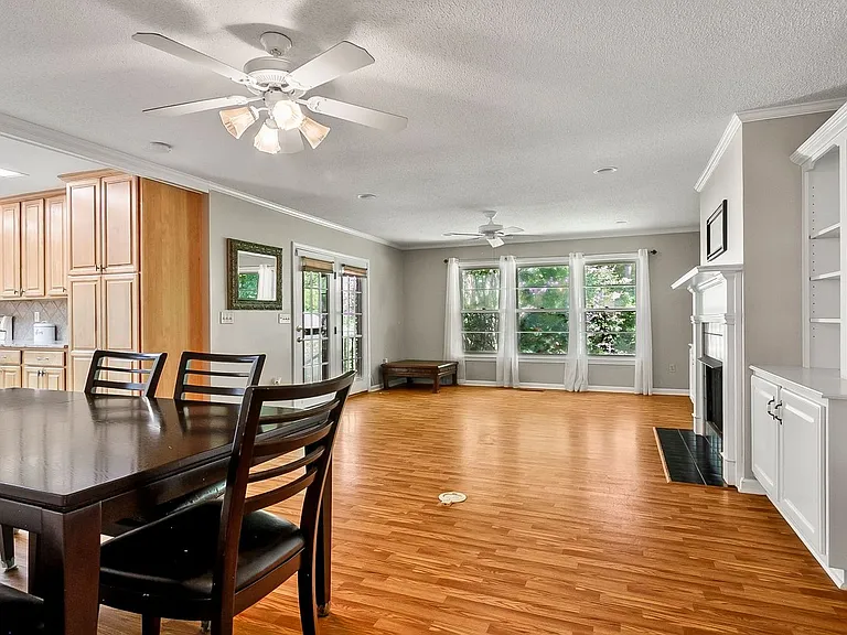 2496 Valley View Ln — Photo 6