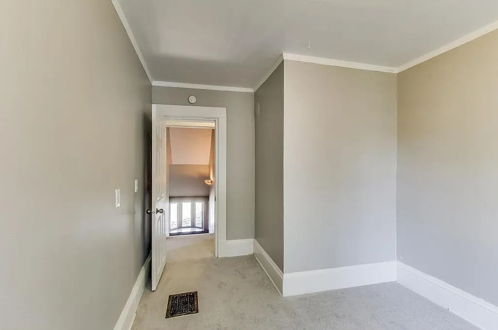 6 bed, 3427 sqft, $3,200 — Photo 4