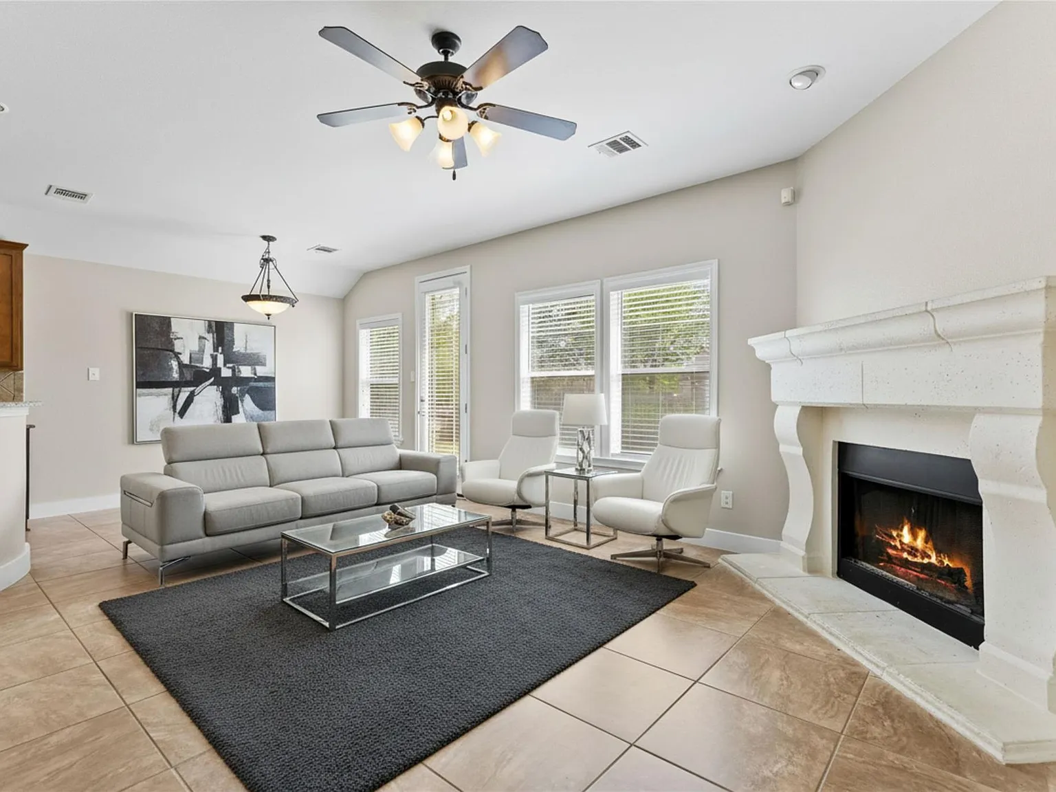 5 bed, 2.5 bath, 2756 sqft, $2,499 — Photo 3