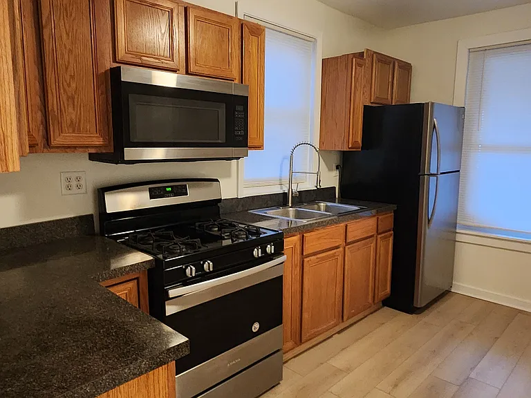 2525 W Lyndale St #1F — Photo 2