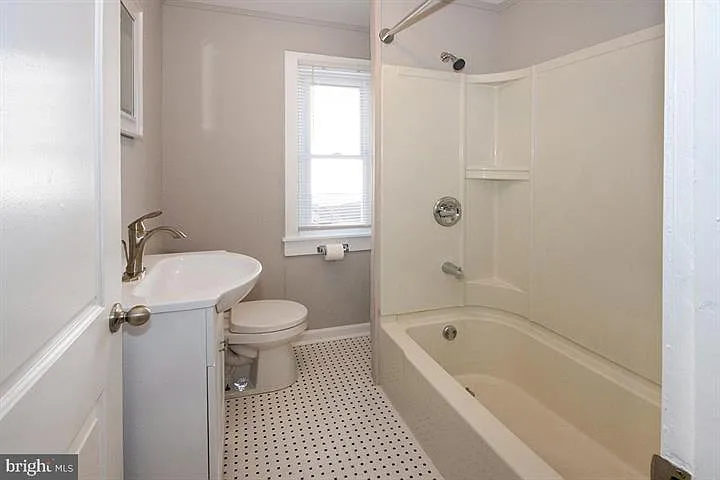207 Somerset St — Photo 10