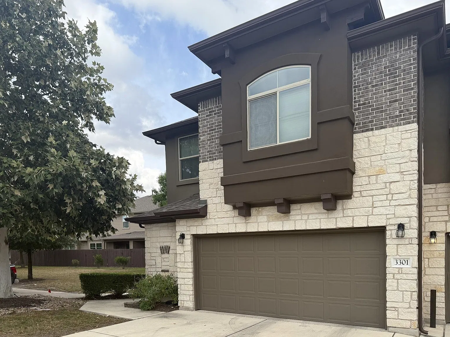 5 bed, 2.5 bath, 2120 sqft, $2,149 — Photo 2