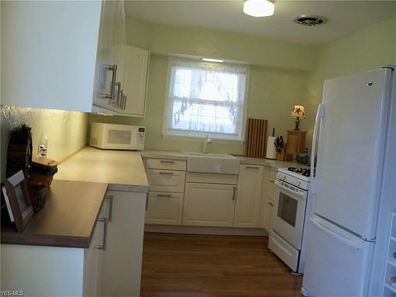 3rd image of 134 Chestnut St