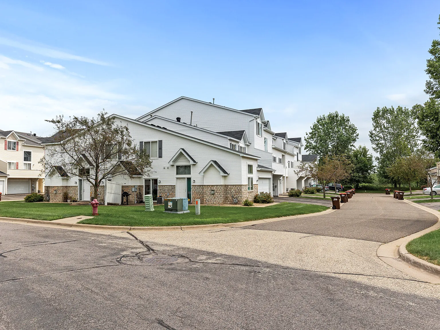 6860 Meadow Grass Ln S — Photo 3