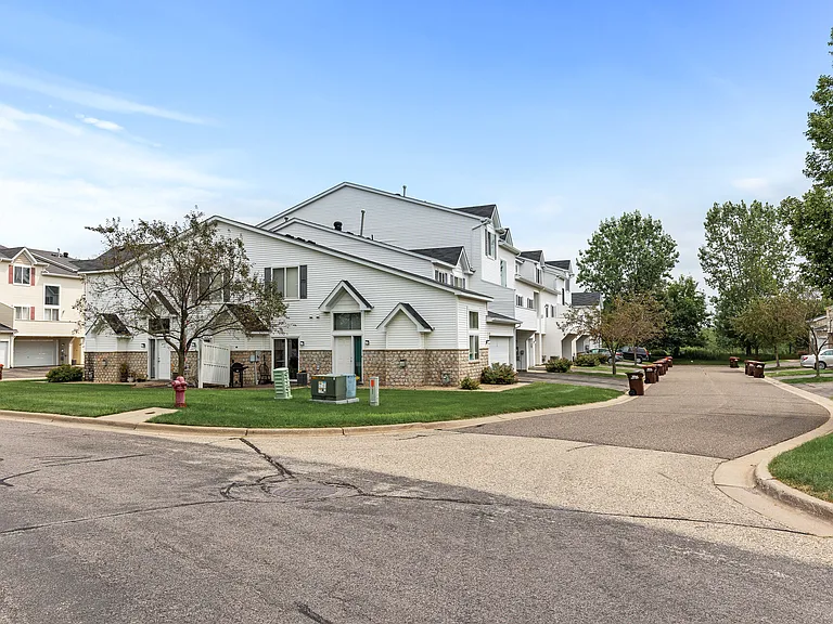 6860 Meadow Grass Ln S — Photo 3