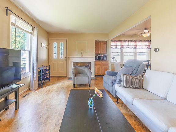 5th image of 3096 Sturgeon Bay Ave