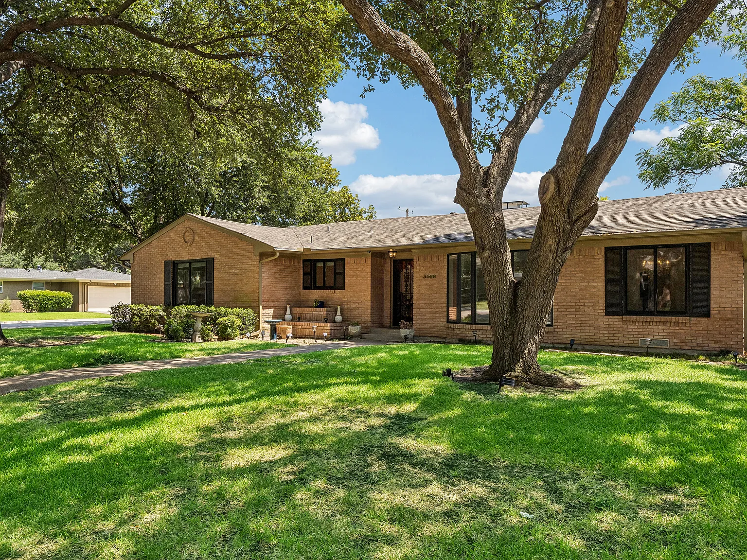 3 bed, 1859 sqft, $3,995 — Photo 2