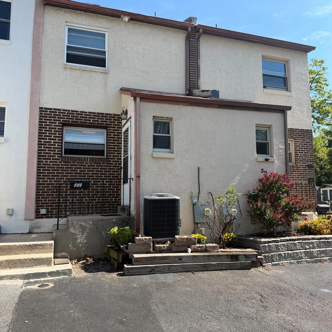 2 bed, 1.5 bath, 1175 sqft, $2,200 — Photo 1