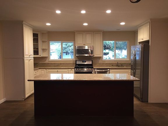 Gorgeous large Kitchen