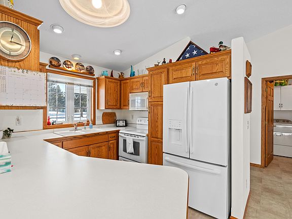 3rd image of 728 Amanda Ln