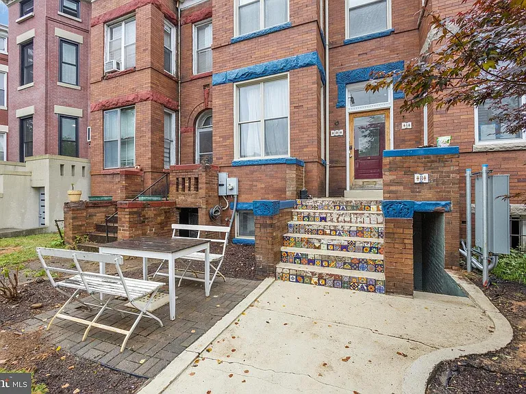 30 R St NE — Photo 2