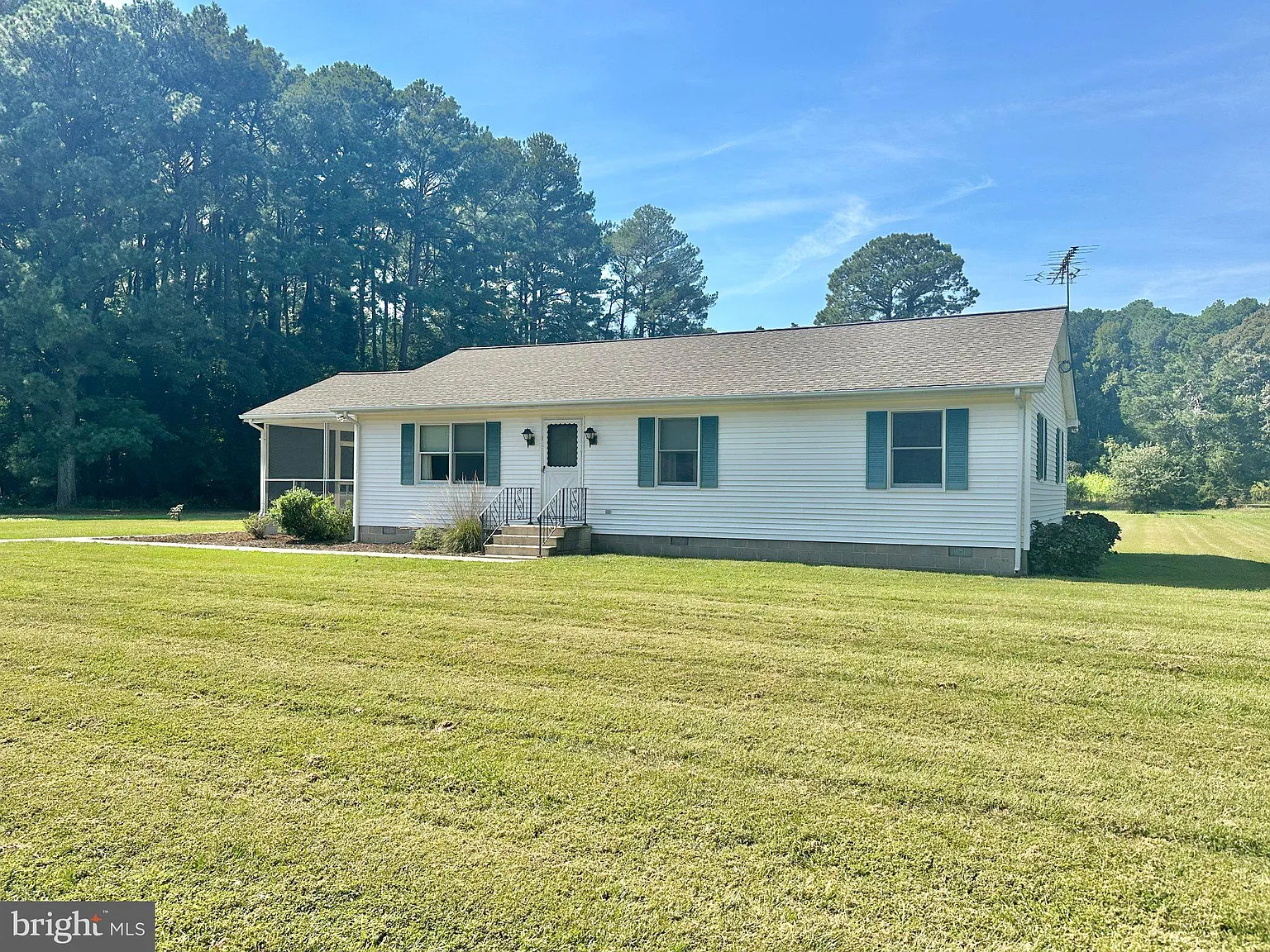 3 bed, 2.0 bath, 1344 sqft, $2,000 — Photo 2