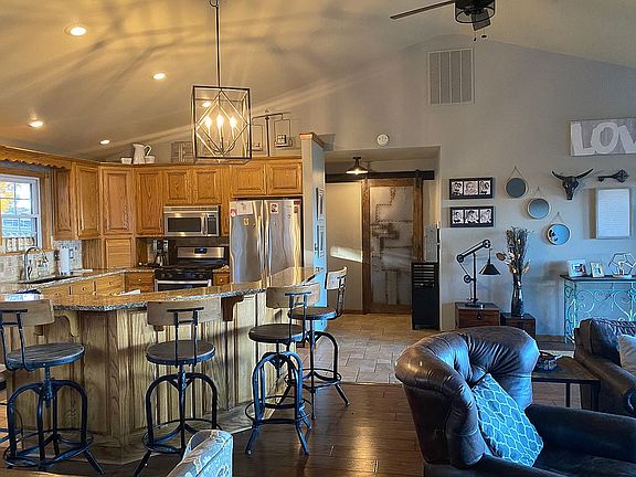 Breakfast bar/kitchen/living