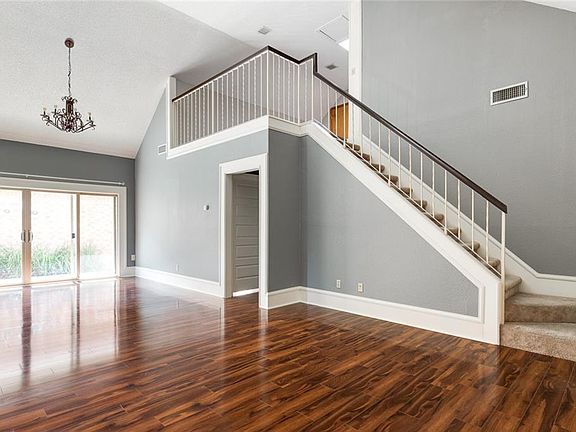 3rd image of 513 Canary Ave