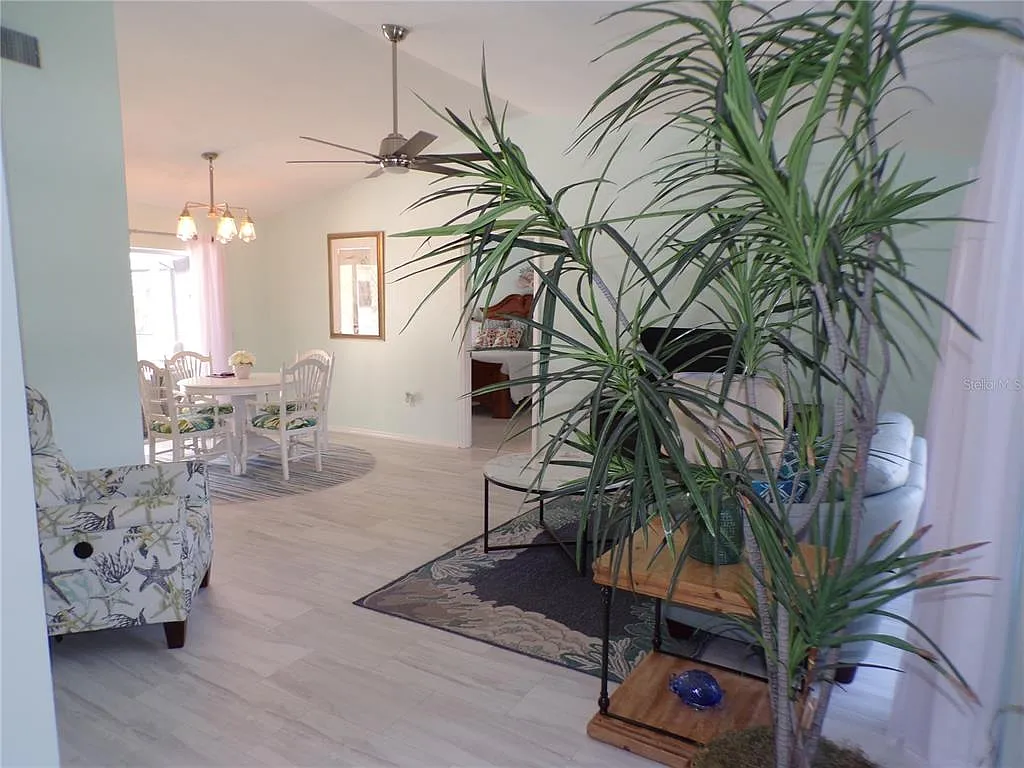 3 bed, 2.0 bath, 1922 sqft, $4,000 — Photo 3