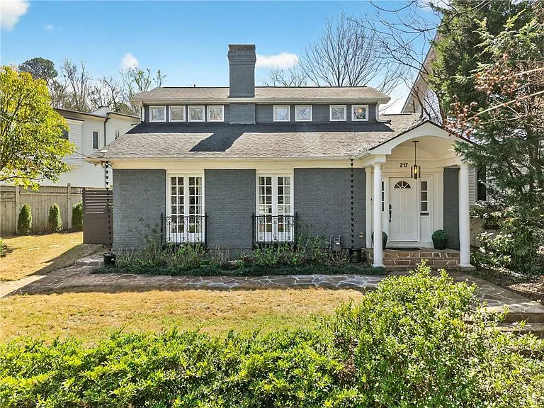 217 Westminster Dr NE — Photo 3