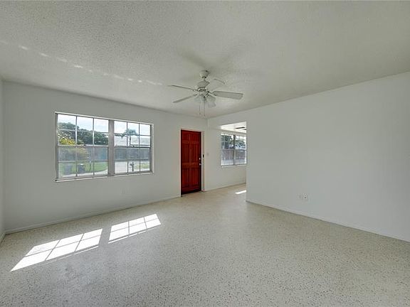 3rd image of 3816 Villa Franca Ave