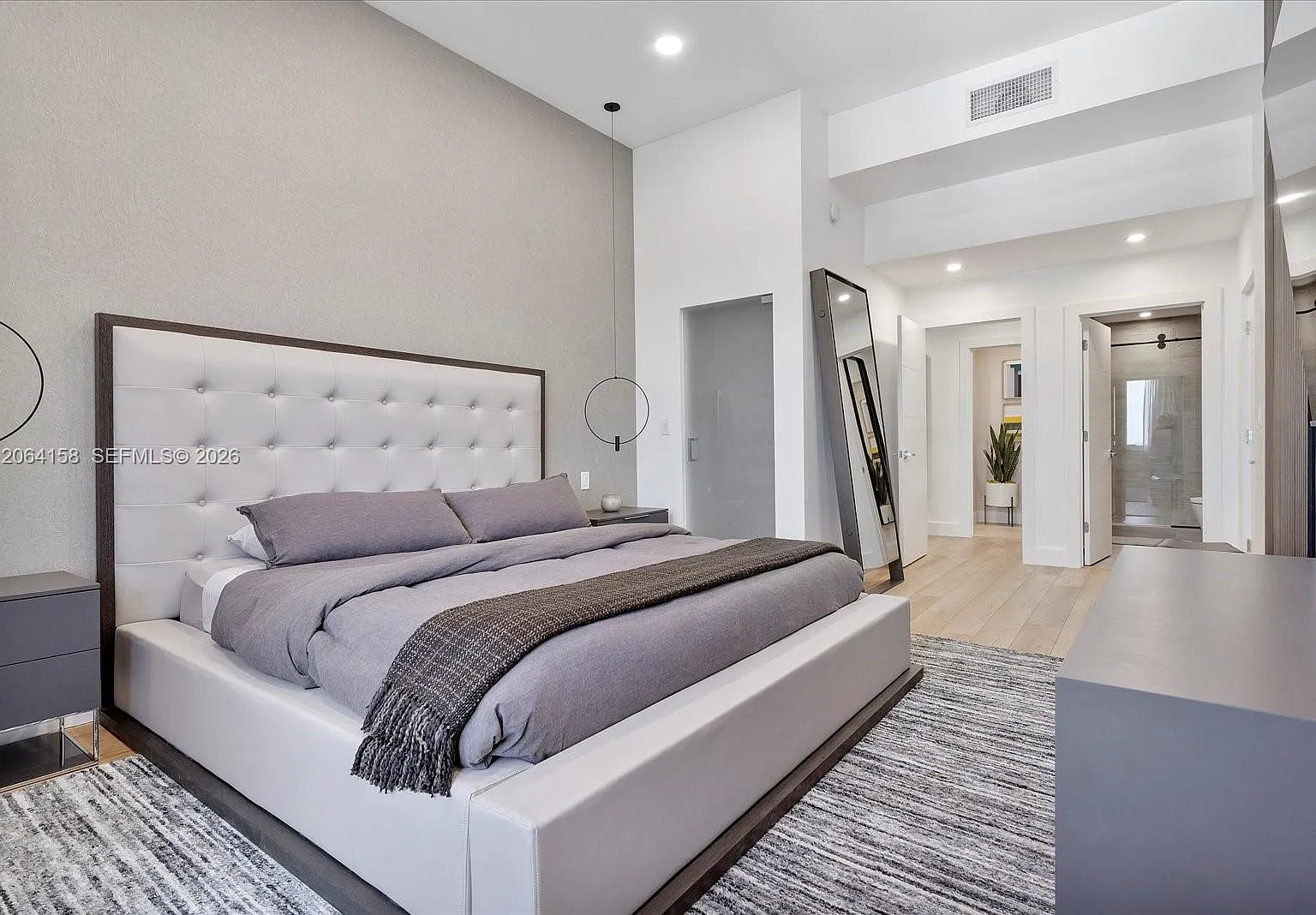 Roney Palace Condo — Photo 2