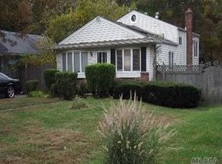58 Ridgewood Ave, Central Islip, NY 11722