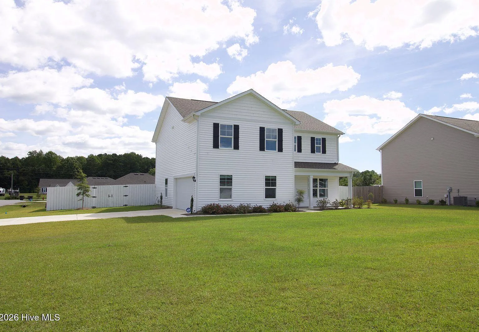 4 bed, 2.5 bath, 2338 sqft, $2,600 — Photo 2