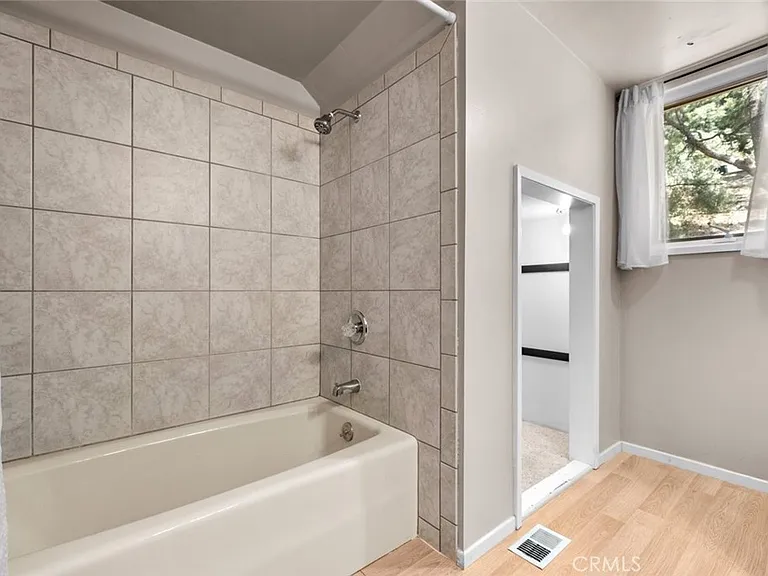 2304 Woodland Dr — Photo 9