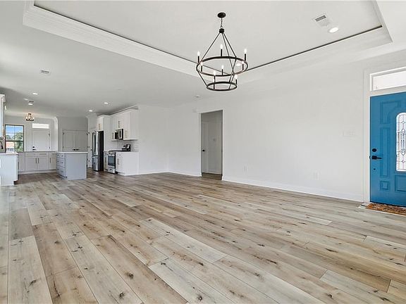 3rd image of 7821 Parry St