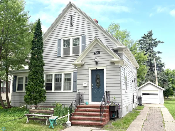 909 5th St S, Moorhead, MN 56560