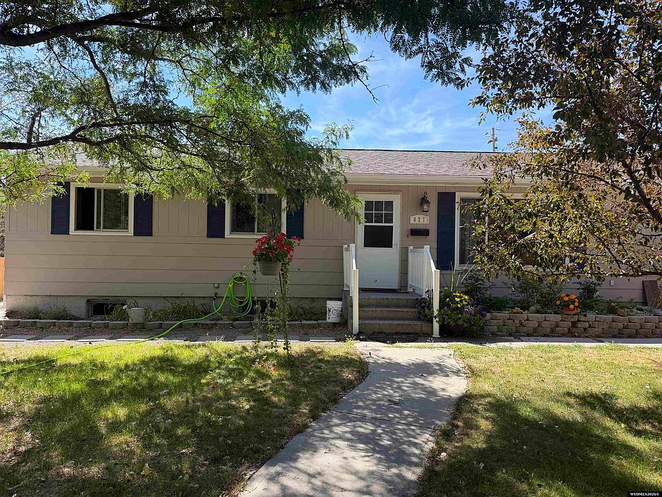 1st image of 827 N Pointe Cir